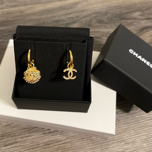 CHANEL Gold CC Colored Crystal Seashell Drop Earrings - Picture 1 of 10